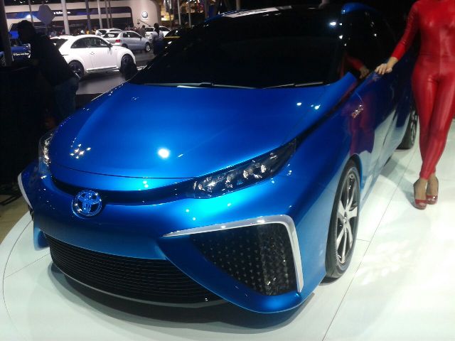 Carro a hidrogênio é atração no estande da Toyota
