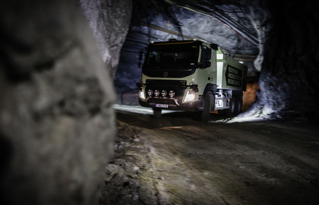 Caminhão autônomo faz o “trabalho sujo” no fundo da mina