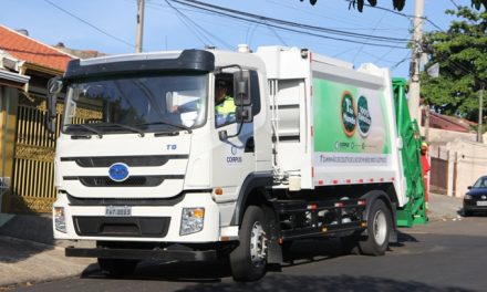 Um caminhão elétrico para coletar lixo
