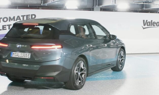 Aqui, o carro procura a vaga e estaciona sozinho