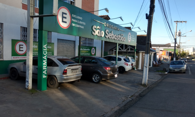 Estacionamento com recuo na calçada não é privativo