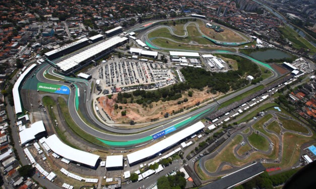 Com 12 anos de idade, pilotando em Interlagos