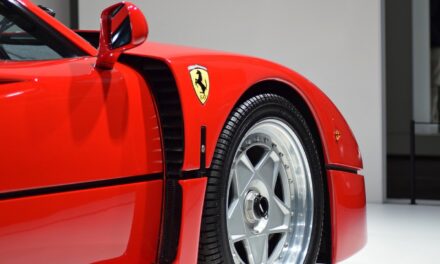 Ferrari aumenta potência do seu lucro, que contradiz sustentabilidade