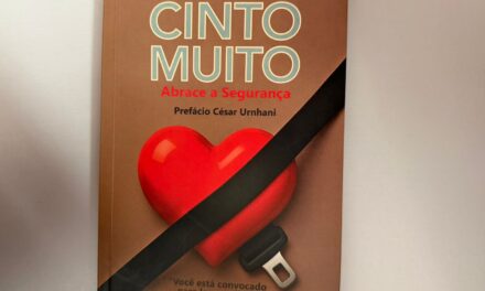 Livro reforça a importância do cinto de segurança