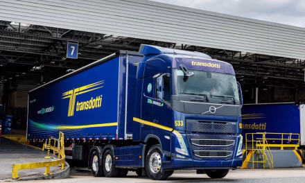 Volvo usa caminhão biodiesel para entrega de peças