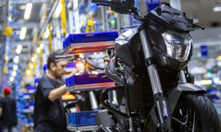 Bajaj ultrapassa 50 mil motos emplacadas