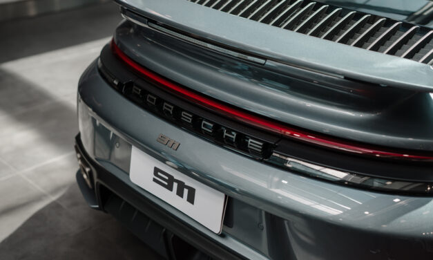 Porsche exibe novo 911 Turbo S em mostra com todas as gerações do modelo